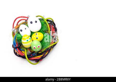 Uova di Pasqua nel cesto, polli nelle uova, uova di Pasqua, buona carta di pasqua, sfondo pasquale, cavi Ethernet nido, Centro dati, Internet Foto Stock