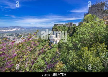 Torretta Pepoli - piccolo castello costruito nel 1870 dal conte Agostino Pepoli nella città di Erice in Sicilia, con vista sul Castello di Venere sullo sfondo Foto Stock