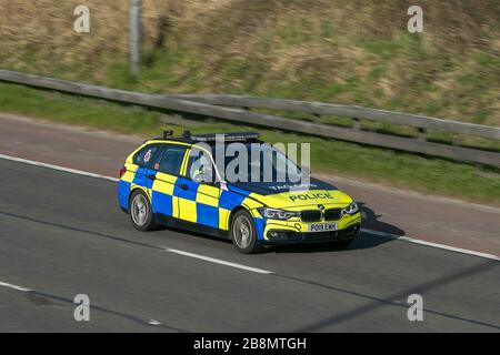 Pattugliamento di auto della polizia sull'autostrada M6 vicino Preston a Lancashire, Regno Unito Foto Stock