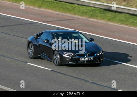 BMW i8 in guida sull'autostrada M6 vicino Preston in Lancashire, Regno Unito Foto Stock