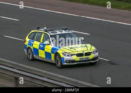 Pattugliamento di auto della polizia sull'autostrada M6 vicino Preston a Lancashire, Regno Unito Foto Stock