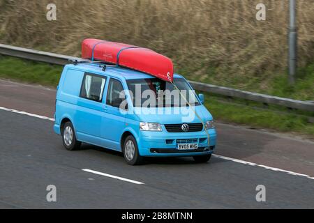 BV05WHG 2005 Volkswagen camper campervan rv blu Transporter T30 85 TDI Diesel Guida sulla M6 autostrada vicino Preston in Lancashire, Regno Unito Foto Stock