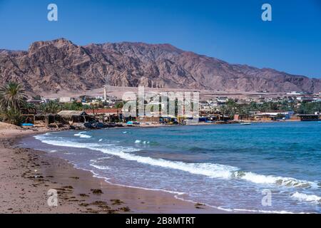 Una spiaggia di sabbia vicino a Nuweiba, Sinai, Egitto. Foto Stock