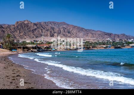 Una spiaggia di sabbia vicino a Nuweiba, Sinai, Egitto. Foto Stock