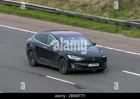 LF19EWV 2019 518 BHP Tesla Model X 75D Black Car Electricity Guida sull'autostrada M6 vicino Preston in Lancashire, Regno Unito Foto Stock