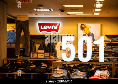 Azienda di abbigliamento americana, Levi's stalla visto in un grande magazzino Macy's a New York City. Foto Stock