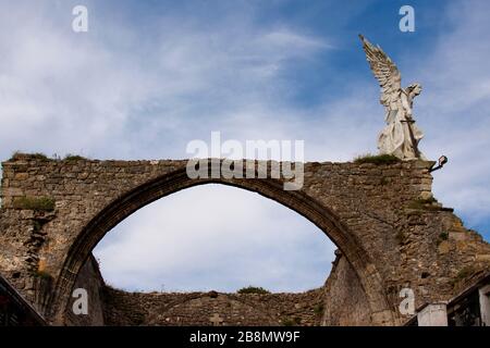 Comillas, Spagna: L'Àngel exterminador dello scultore catalano Josep Llimona al Cimitero. Il cimitero è stato restaurato nel 1893 Foto Stock