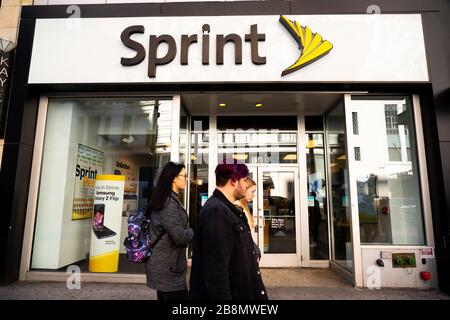 I pedoni passano davanti ad un negozio americano Sprint di una società di telecomunicazioni a New York City. Foto Stock