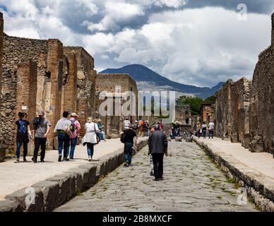 Turisti che esplorano le rovine di Pompei, Campania, Italia. Foto Stock