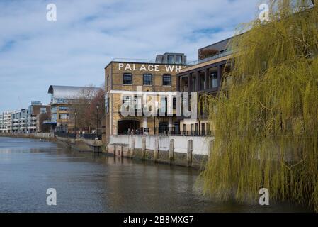 River Thames Thames Path & Palace Wharf, Rainville Rd, Hammersmith, Londra W6 9UF Foto Stock