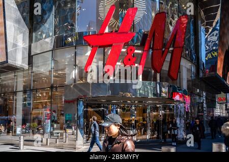 New York, Stati Uniti. 20 Feb 2020. I pedoni passano davanti a una multinazionale svedese di abbigliamento-vendita al dettaglio, Hennes & Mauritz, o H&M, negozio a Midtown Manhattan. Credit: Alex Tai/SOPA Images/ZUMA Wire/Alamy Live News Foto Stock