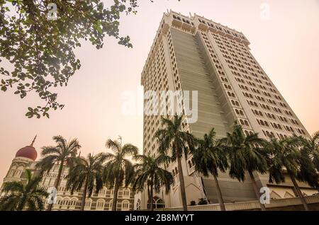 MUMBAI, INDIA – DEC. 8, 2019: Taj Mahal Tower Hotel, di fronte al Gateway of India e vicino al Taj Mahal Palace hotel, con vista sul Mar Arabico. Foto Stock