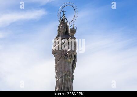 Statua della Madonna con bambino nel porto della città di Trapani sulla costa occidentale della Sicilia in Italia Foto Stock