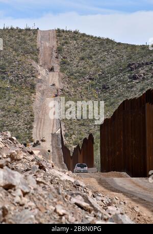 La costruzione di un muro di confine metallico nel Cactus National Monument, nel deserto di Sonoran, a Lukeville, Arizona, USA, separa gli Stati Uniti da Sonoyta Foto Stock