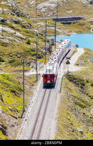 Treno rosso Bernina (CH) - in transito sulla riva del Lago Bianco Foto Stock