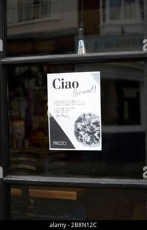 Volantino nella finestra del ristorante italiano Prezzo che informa che è chiuso a causa di Coronavirus Foto Stock