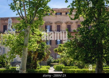 Palazzo dei Normanni facciata visto dalla Piazza del Parlamento Square nella città di Palermo del sud dell'Italia, la capitale della regione autonoma della Sicilia Foto Stock