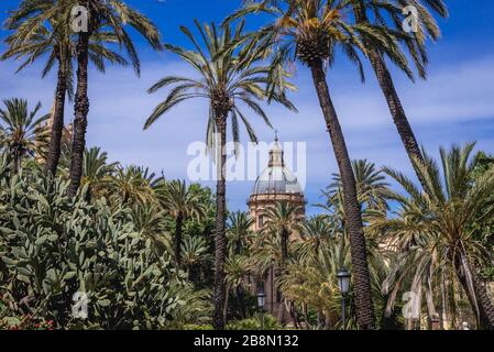 Villa Bonanno parco a Palermo città del Sud Italia, la capitale della regione autonoma della Sicilia, vista con il duomo dell'Assunzione della Cattedrale di Maria Vergine Foto Stock
