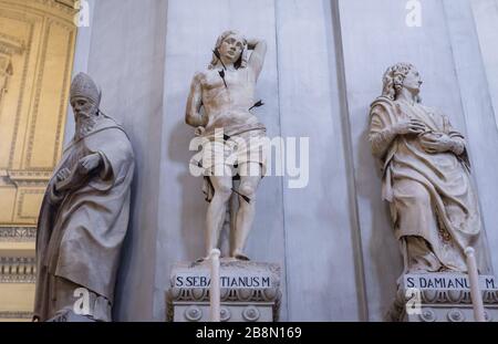 Sculture di santi nella Cattedrale Metropolitana dell'Assunzione di Maria Vergine a Palermo, capitale della regione autonoma della Sicilia, Italia Foto Stock