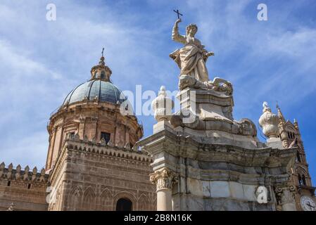 Statua di Santa Rosalia di fronte alla Cattedrale Metropolitana dell'Assunzione della Vergine Maria a Palermo, capitale della regione autonoma della Sicilia, Italia Foto Stock