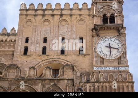 Orologio della Cattedrale Metropolitana dell'Assunzione della Vergine Maria a Palermo, capitale della regione autonoma della Sicilia nel Sud Italia Foto Stock