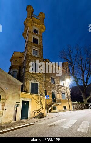 Castello COMPIL: Questa fortezza medievale di Bolzano fu modernizzata nel 1870 in stile neogotico inglese (Tudor). Trentino Alto Adige, Italia, Europa. Foto Stock