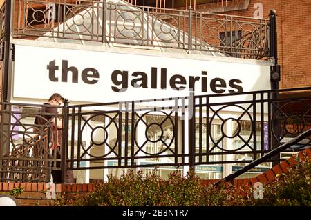 The Galleries, a Broadmead, Bristol è un grande centro commerciale e un'arena al dettaglio al coperto, che incorpora la visualizzazione delle gallerie nel suo design Foto Stock