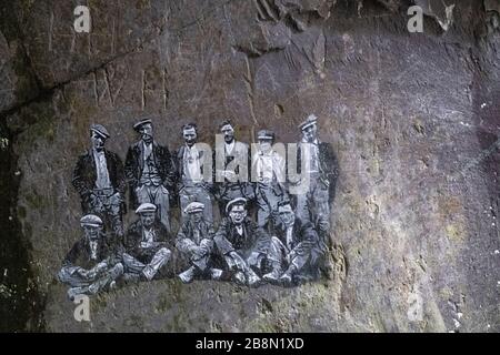 Opere d'arte in un tunnel a Denorwic Slate Quarry, situato tra i villaggi di Dinorwig e Llanberis, Snowdonia, Galles del Nord, Regno Unito. Foto Stock