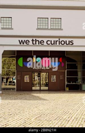 Noi il curioso è uno spazio espositivo moderno esplorativo di idee scientifiche e artistiche, basato sul porto di Bristol. Comprende un planetario. Foto Stock