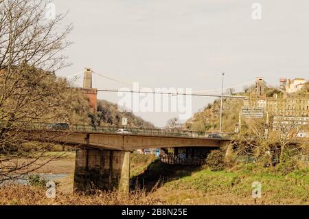 Vista verso il ponte sospeso Clifton che attraversa la gola Avon che collega Bristol e il Somerset Nord Foto Stock