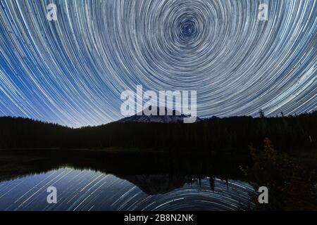 Percorsi stellari sopra il Monte Rainier riflesso nel Lago di riflessione Foto Stock