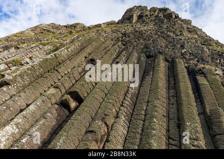 Le 'Organ Pipes', colonne basaltiche, nella faccia della scogliera, erano formate dall'azione vulcanica. Giant's Causeway e Causeway Coast, Irlanda del Nord, Regno Unito. Foto Stock