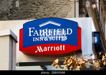 New York, Stati Uniti. 20 Feb 2020. Logo Fairfield Inn & Suites by Marriott visto a New York City. Credit: Alex Tai/SOPA Images/ZUMA Wire/Alamy Live News Foto Stock