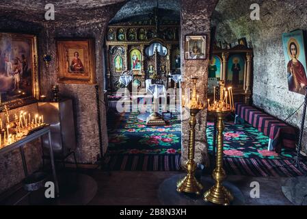 Grotta cappella del monastero in Orheiul Vechi - antico Orhei complesso storico e archeologico situato a Trebujeni sul fiume Raut, Moldavia Foto Stock