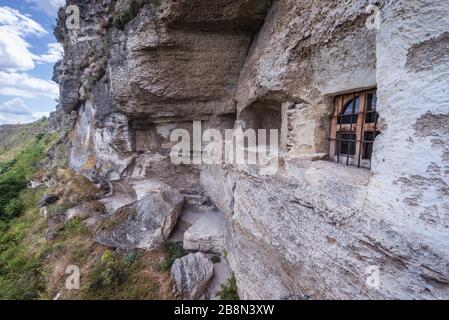 Terrazza della cappella grotta a Orheiul Vechi - antico complesso storico e archeologico di Orhei situato a Trebujeni sul fiume Raut, Moldavia Foto Stock