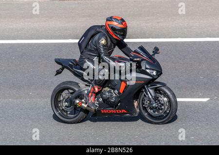 Motociclista Honda fireblade; traffico veicolare, trasporto a due ruote, veicoli moderni, motocicli, veicoli, strade, motociclette, motociclisti che viaggiano sulla M6 autostrada Chorley, Regno Unito Foto Stock