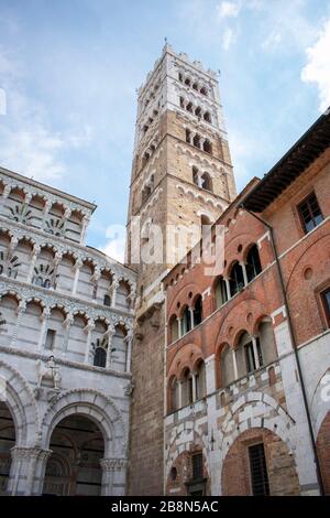 Italia, Lucca - 13 aprile 2019 - il campanile della Cattedrale di San Martino a Lucca Foto Stock