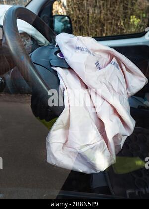 Airbag esploso sul volante. Gli airbag sulla ruota motrice e sul cruscotto lato passeggero sono esplosi in caso di incidente Foto Stock