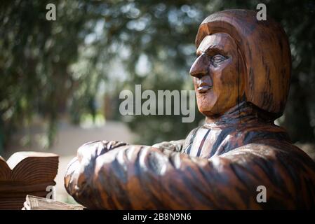 Personaggio di sculture in legno Bishop Porteus Beilby Porteus nei Giardini di Fulham Palace, Bishop's Avenue, Fulham, Londra, SW6 6EA Foto Stock