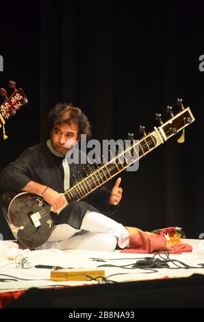 Ustad Rafique Khan, il musicista di sitar classico Hindustani, si esibisce presso 'sitar Hi Zindagi Hai', il 4° concerto commemorativo di Ustad Abdul Karim Khan. Foto Stock