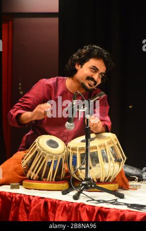 Mayank Bedekar, il giocatore di tabla classica industani, al 'sitar Hi Zindagi Hai', il 4° concerto commemorativo di Ustad Abdul Karim Khan. Foto Stock