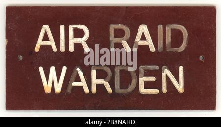 Era originale della seconda Guerra Mondiale, aria raid warden porta segno con caratteri sbiaditi, fatto da Bakelite, Gran Bretagna, Regno Unito, circa 1940's. Foto Stock