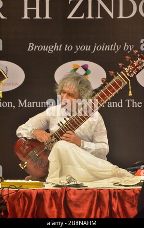 Ustad Chhote Rahimat Khan, il musicista di sitar classico Hindustani, si esibisce presso 'sitar Hi Zindagi Hai', il 4° concerto commemorativo di Ustad Abdul Karim Khan. Foto Stock