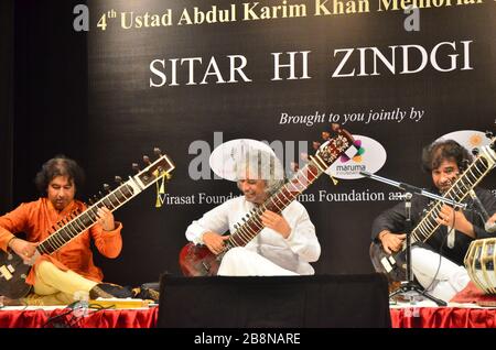 Chhote Rahimat Khan con i fratelli giovani Shafique Khan e Rafique Khan si esibiscono a Sitar Hi Zindagi Hai il concerto commemorativo di Ustad Abdul Karim Khan. Foto Stock
