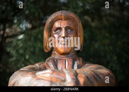 Personaggio di sculture in legno Bishop Porteus Beilby Porteus nei Giardini di Fulham Palace, Bishop's Avenue, Fulham, Londra, SW6 6EA Foto Stock