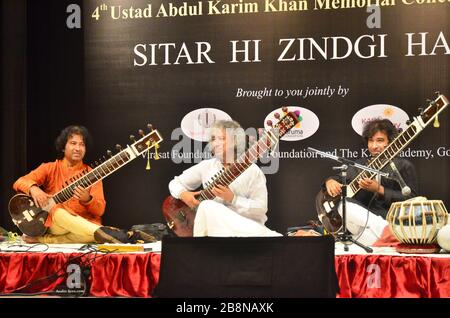 Chhote Rahimat Khan con i fratelli giovani Shafique Khan e Rafique Khan si esibiscono a Sitar Hi Zindagi Hai il concerto commemorativo di Ustad Abdul Karim Khan. Foto Stock