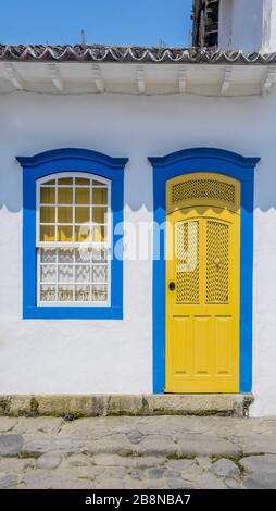 Facciata di tipica casa colorata con strade acciottolate a Paraty, Rio de Janeiro, Brasile. Il centro coloniale conservato della città è stato incluso nell'UNES Foto Stock