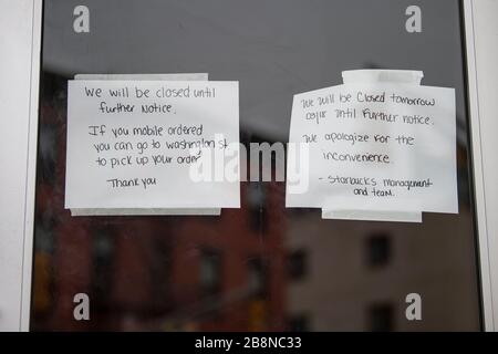 Hoboken, New Jersey, Stati Uniti. 20 Marzo 2020. Starbucks posiziona i cartelli di chiusura sulle porte anteriori poiché i negozi locali sono sotto quarantena a Hoboken, New Jersey. Credito obbligatorio: Kostas Lymperopoulos/CSM/Alamy Live News Foto Stock