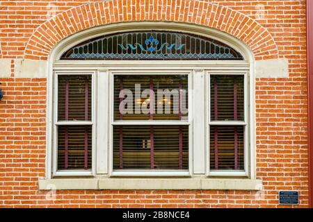 Finestra ad arco ornata, 324 Penn Street, Huntingdon, Pennsylvania Foto Stock