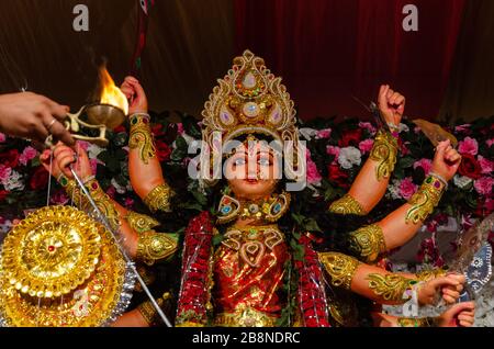 Prospettiva ravvicinata di aarti sotto forma di luce ( fiamma ) offerta alla dea Durga durante le celebrazioni di Durga Puja. Foto Stock